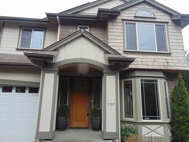 Foto del edificio - 4+ Bedroom/2.5 Bath Luxury Kirkland Home.  Spacious Home, Rose Hill Area!  A Must See!