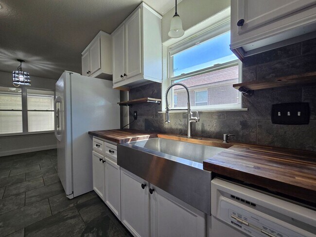 Foto del edificio - AVAILABLE NOW!