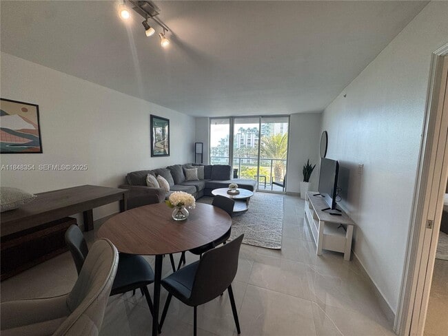 Building Photo - 1155 Brickell Bay Dr