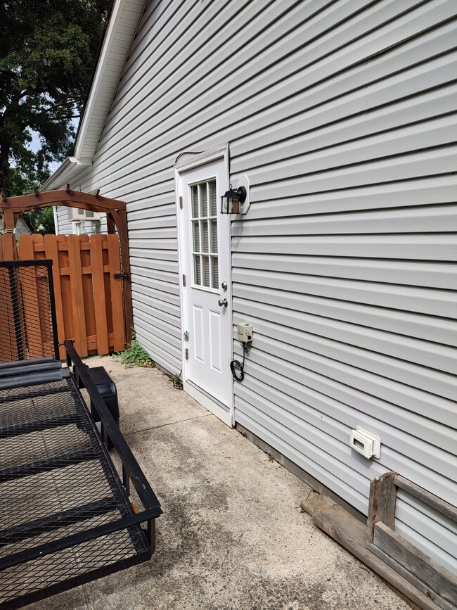 Building Photo - 652 Stuart Ct
