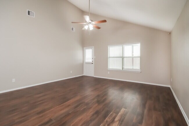 Foto del edificio - 2122 Harvey Brown School Dr