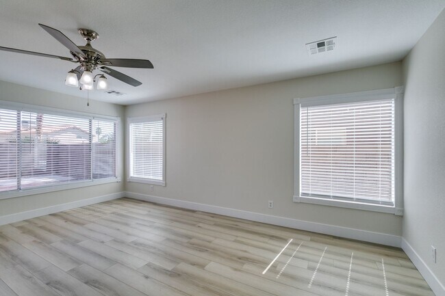 Foto del edificio - WHITNEY RANCH FRESHLY UPDATED 4 BEDROOM HOME WITH LARGE BACKYARD