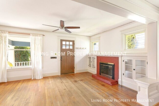 Building Photo - Charming Craftsman with AC and a Fenced Ba...