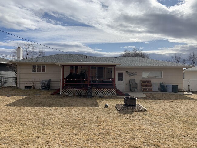 Building Photo - 125 Riverview 2 E