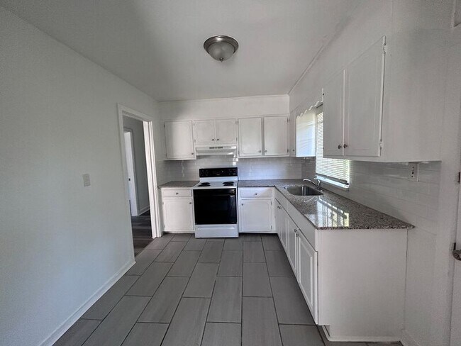 Foto del edificio - 605 Forestdale Blvd