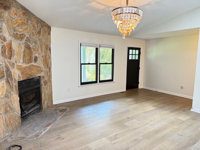 Building Photo - Beautiful East Side Property!