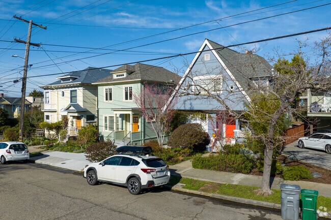 You can find many one story, ranch style homes in the Berkeley neighborhood.