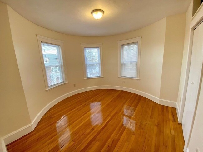 Building Photo - 90 Claybourne St