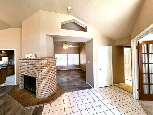 Foto del edificio - Spacious 4 Bed / 2 Bath Home with Loft, Fireplace & Beautiful Outdoor Entertaining Area!