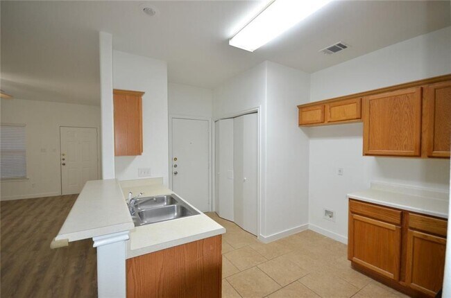 Building Photo - 2871 Southampton Way