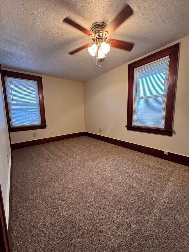 Building Photo - 853 Lawrence Ave