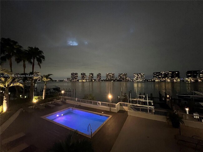 Foto del edificio - 18000 N Bay Rd