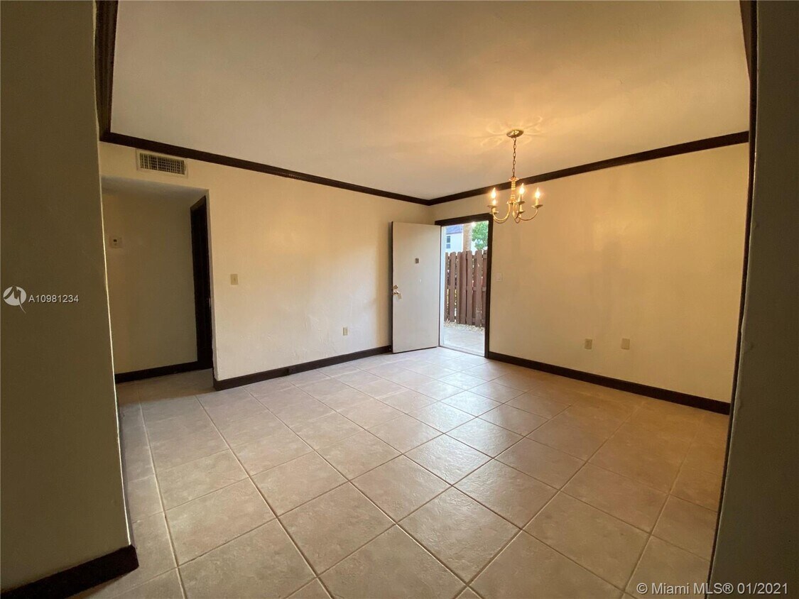 Primary Photo - 6900 N Kendall Dr