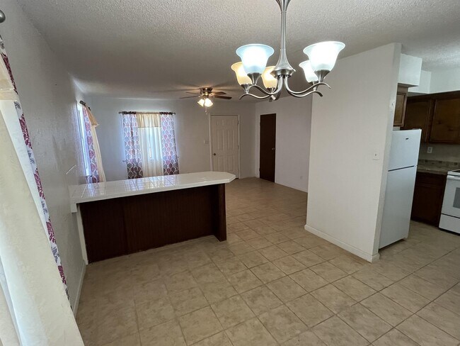 Building Photo - 310 S Val Verde Rd