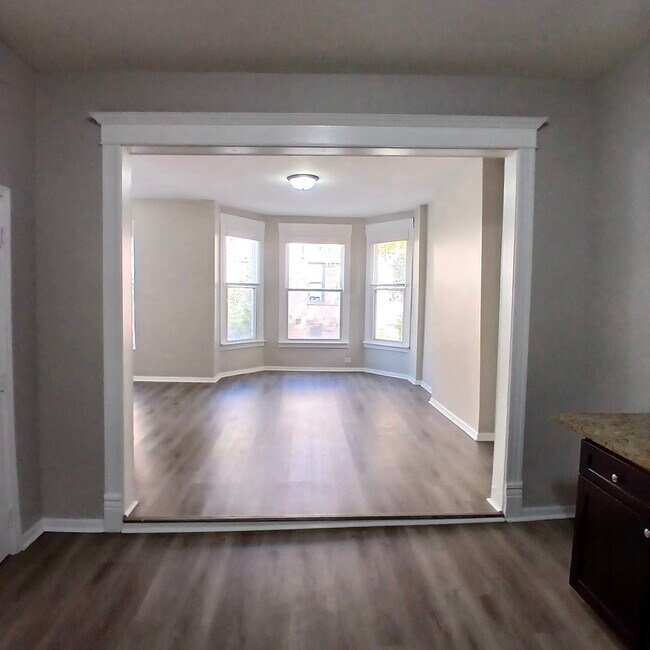 Foto del edificio - 2108 N Keeler Ave