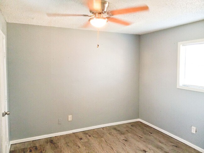 Foto del edificio - Handyman Special $0 First Month's Rent / “...