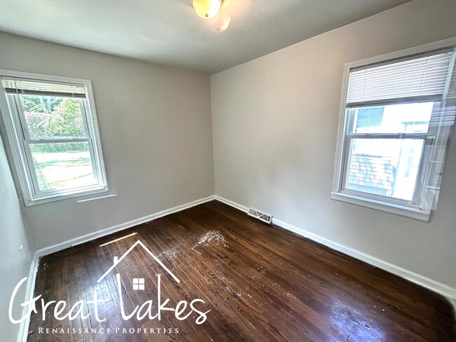 Building Photo - Beautiful 3 Bedroom / 1 Bathroom Bungalow ...