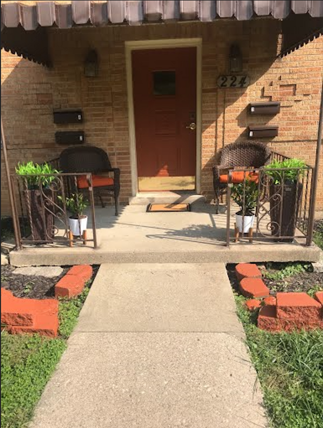 Front Porch - 224 Ridgeway Ave