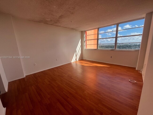 Building Photo - 1351 NE Miami Gardens Dr