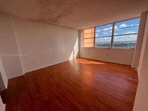 Building Photo - 1351 NE Miami Gardens Dr