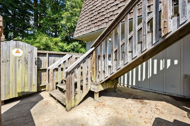Building Photo - Fully Renovated Condo for Rent in Virginia...