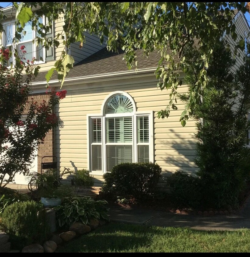 Primary Photo - 2352 Bizzone Cir