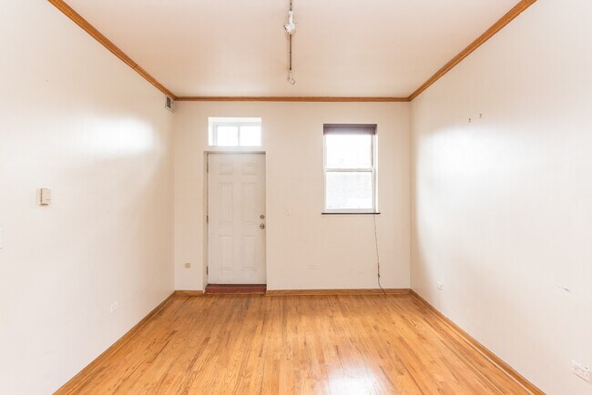 Foto del edificio - 1655 W Division St