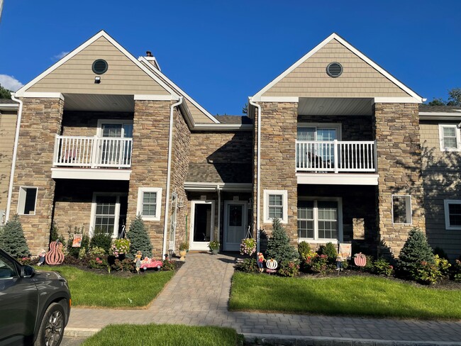 Building Photo - Fairfield Townhouses At Holbrook