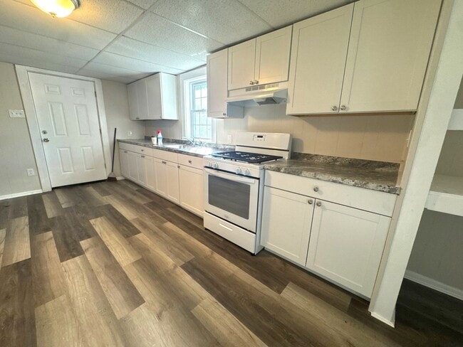Building Photo - Roomy 3-Bedroom Home with Big Yard!