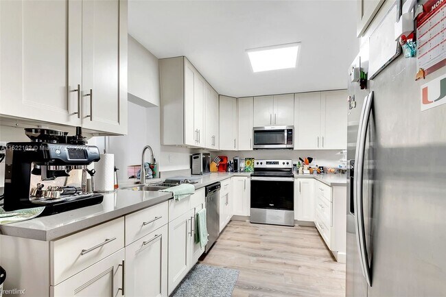 Foto del edificio - 3 br, 2 bath House - 10821 SW 78th Ave # 1...