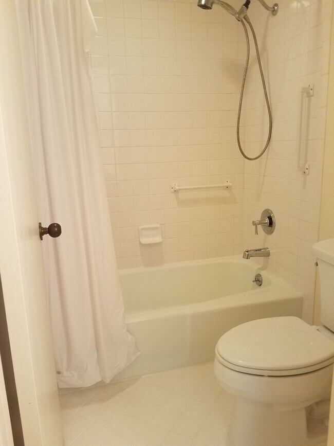 Building Photo - Spacious and Convenient 2/1.5 Golf View Co...