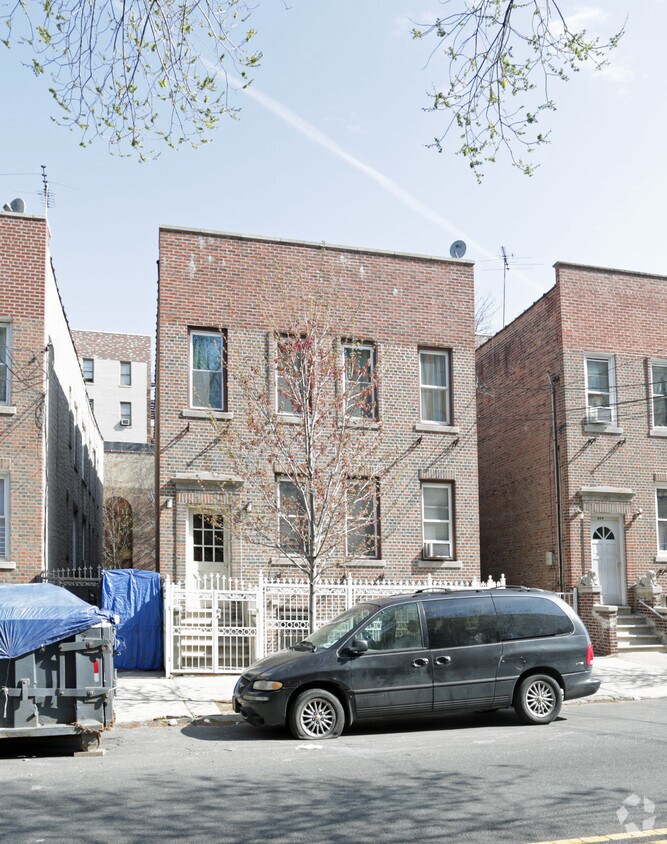 Building Photo - 807 Arnow