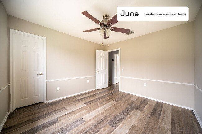 Foto del edificio - Private bedroom in 4 bed/2.5 bath Home