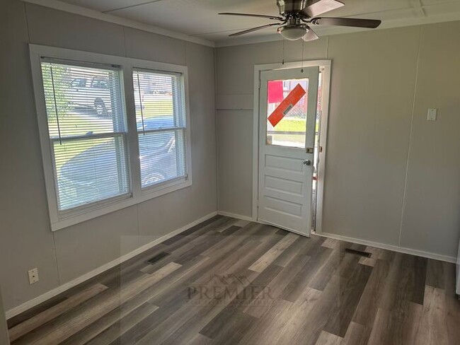 Building Photo - 2 Bed / 1 bath - Desoto KS -home for rent ...