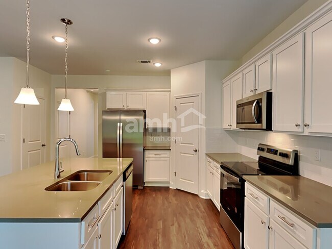 Foto del edificio - 3820 Chivalry Dr