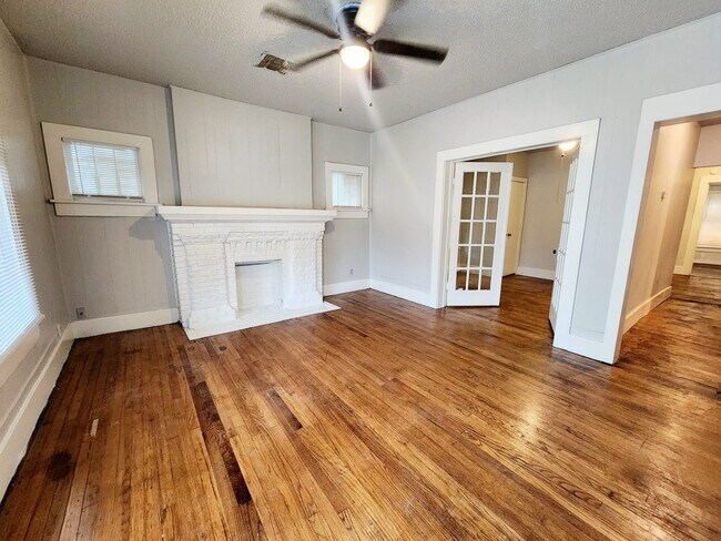 Building Photo - Spacious Four-Bedroom near Plaza District