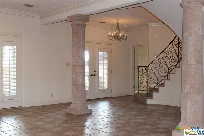 Building Photo - 6001 Country Club Dr