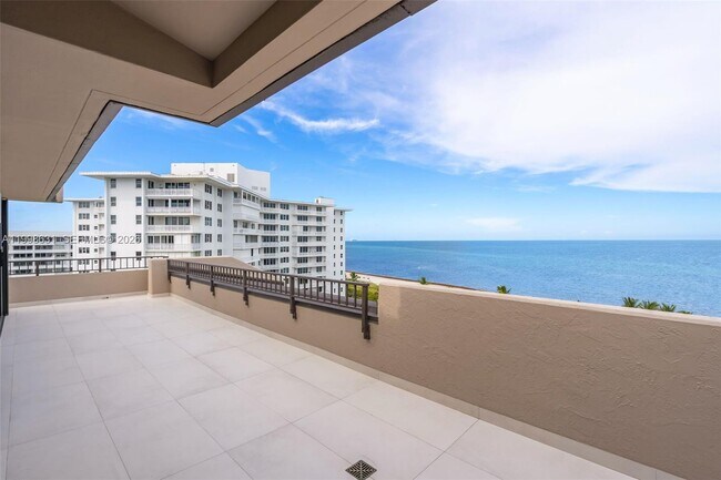 Foto del edificio - 251 Crandon Blvd