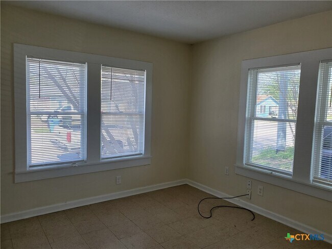 Building Photo - 1405 N Guadalupe St