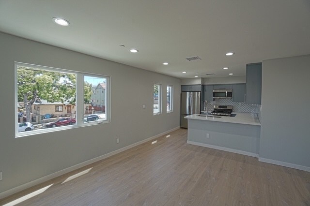 Área de estar / cocina - 4271 Rosewood Ave