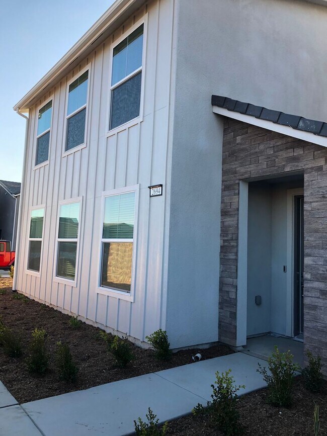 Building Photo - Gorgeous 2 story; 3 bedroom / 2.5 bath Home