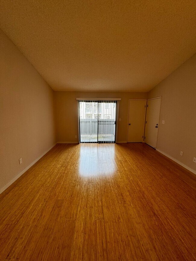 Building Photo - Stunning 1BD/1BA Condo - Great Location!