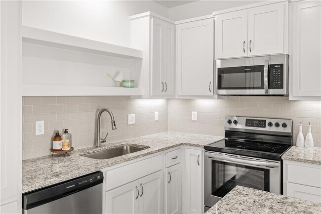 Building Photo - 557 W Pickens Rd