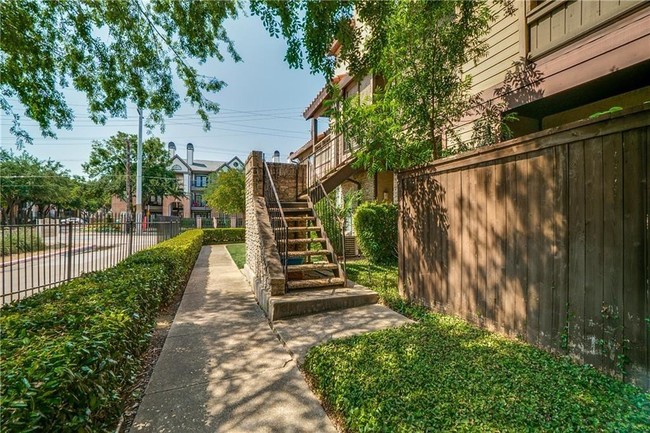 Foto del edificio - 5757 E University Blvd
