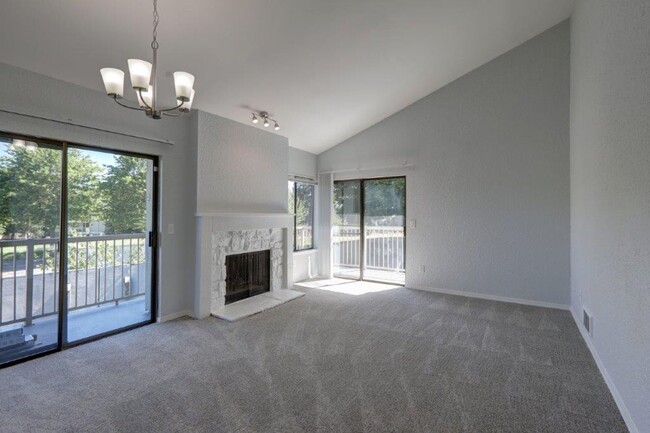 Building Photo - Recently Updated, Spacious 3 Bedroom Locat...