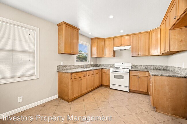 Building Photo - 2 br, 1 bath House - 4065 E. 9th St.