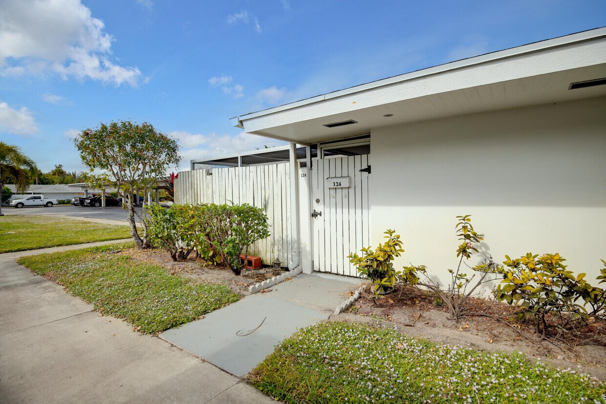 Primary Photo - 124 West Ct