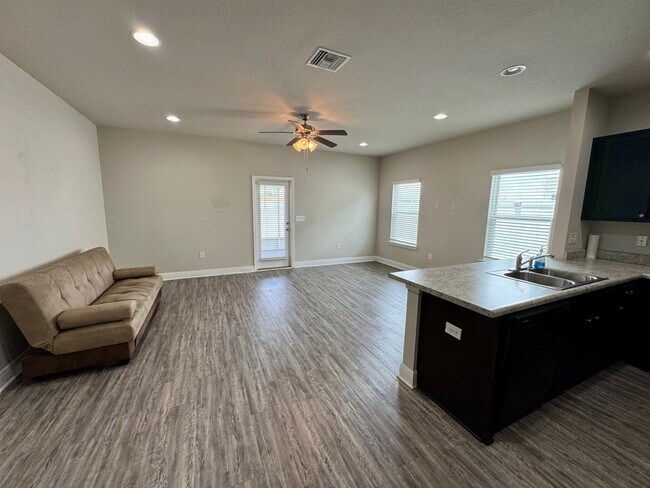 Foto del edificio - 5736 Callaway Cir