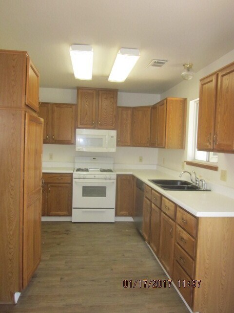 Building Photo - Solar Panel equipped, NW Visalia home comi...