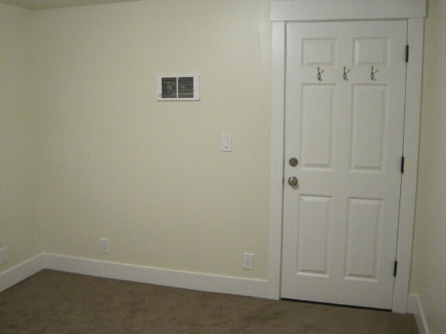 Building Photo - 8836